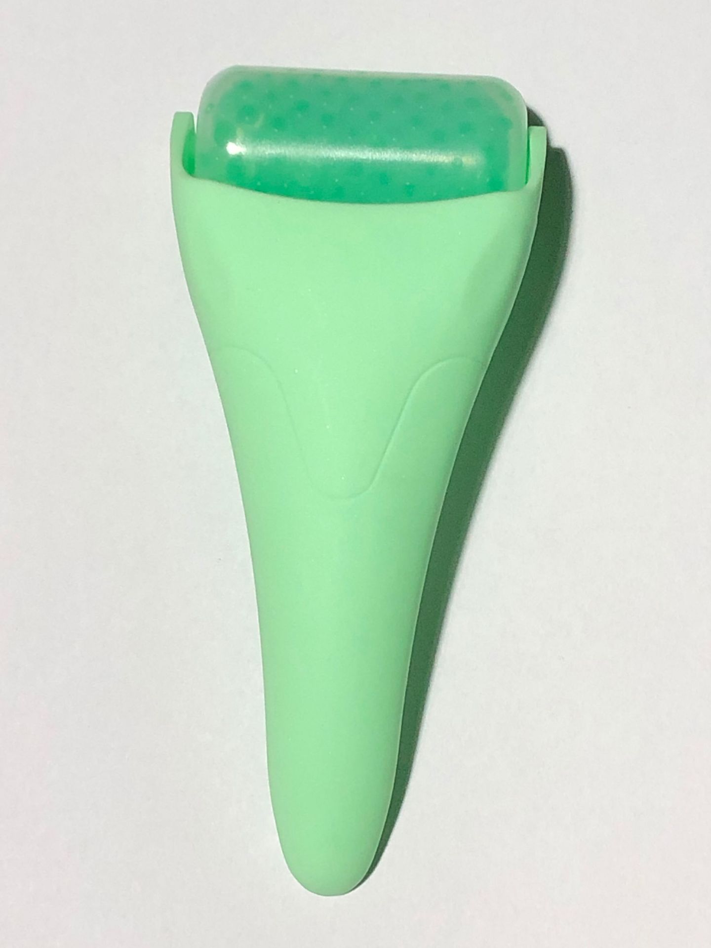 Smooth, Depuff, Glow – Your Daily Ice Roller